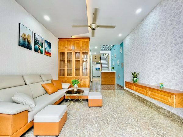 Nhà đẹp 1 trệt 1 lầu BTCT với 3PN 3WC 20m ra Hẻm xe tải, thông Hàng Xanh, Quận 1