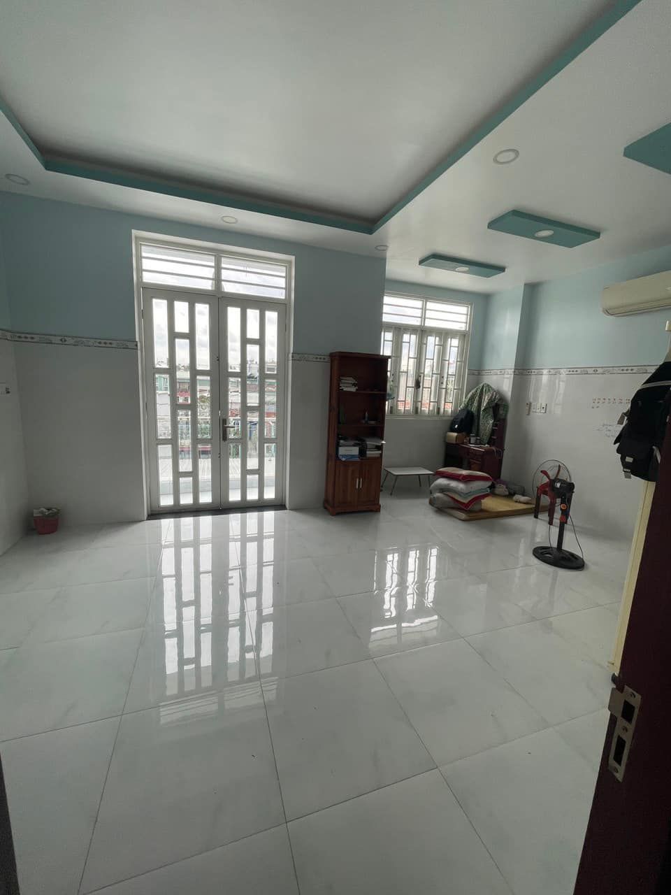 Nhà em bán 8 tỷ thương lượng tặng nội thất đã có sổ, 185m2 ,rộng 6m, dài 14m tại Long Thạnh Mỹ