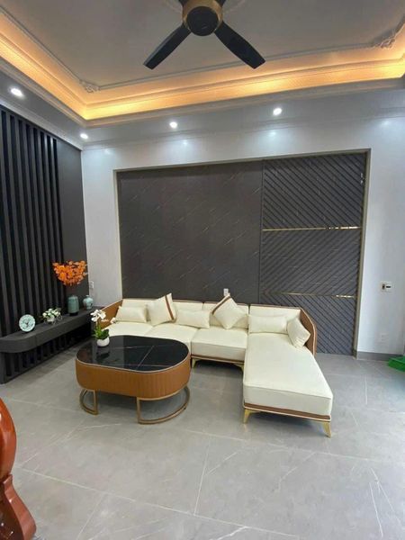 Cần tiền bán gấp ngôi nhà siêu đẹp 4 tầng mặt ngõ chính rộng phố Vũ Hựu TP HẢI DƯƠNG
