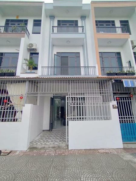 Chính chủ gửi bán căn nhà 3 tầng ngõ mỹ xá ôtô đỗ cửa ngày đêm gần trg Nguyễn Trãi gần chợ Mỹ Trọng