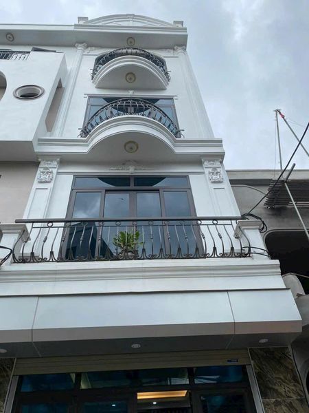Cần tiền bán gấp ngôi nhà siêu đẹp 4 tầng mặt ngõ chính rộng phố Vũ Hựu TP HẢI DƯƠNG