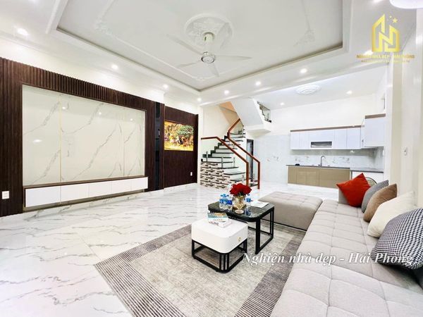 Bán nhà đẹp trung tâm phố Lạch Tray, với diện tích gần 50m xây mới 3 tầng, lô góc, độc lập