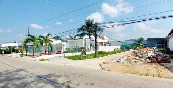 Lô đất khóm 8, P7 CM, góc 2 mặt tiền, mặt tiền đường Huỳnh Thúc Kháng p7 Cà Mau và lộ hẻm 2m.