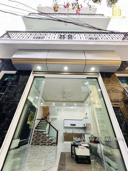 Bán nhà đẹp trung tâm phố Lạch Tray, với diện tích gần 50m xây mới 3 tầng, lô góc, độc lập