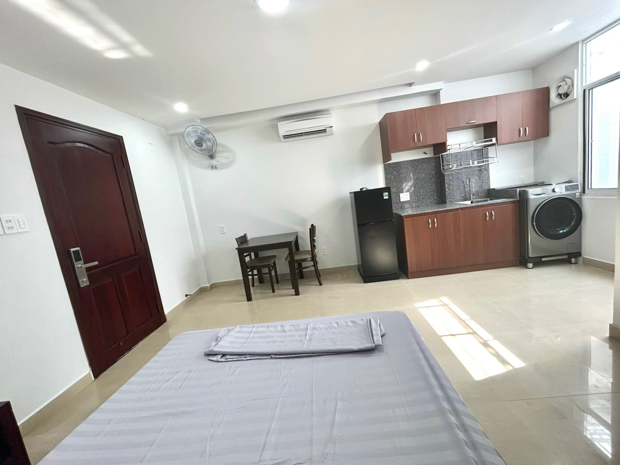 Trống sẵn 2 Phòng ban công và cửa sổ thoáng mát tại 463B Cách Mạng Tháng 8 - Quận 10