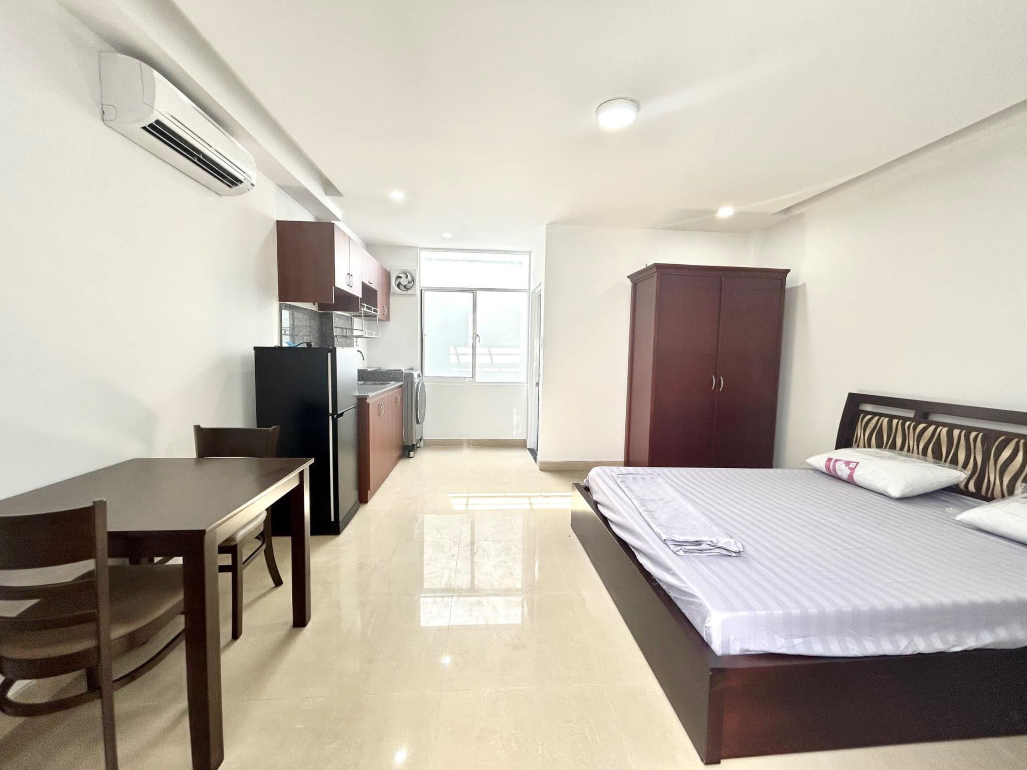 Trống sẵn 2 Phòng ban công và cửa sổ thoáng mát tại 463B Cách Mạng Tháng 8 - Quận 10