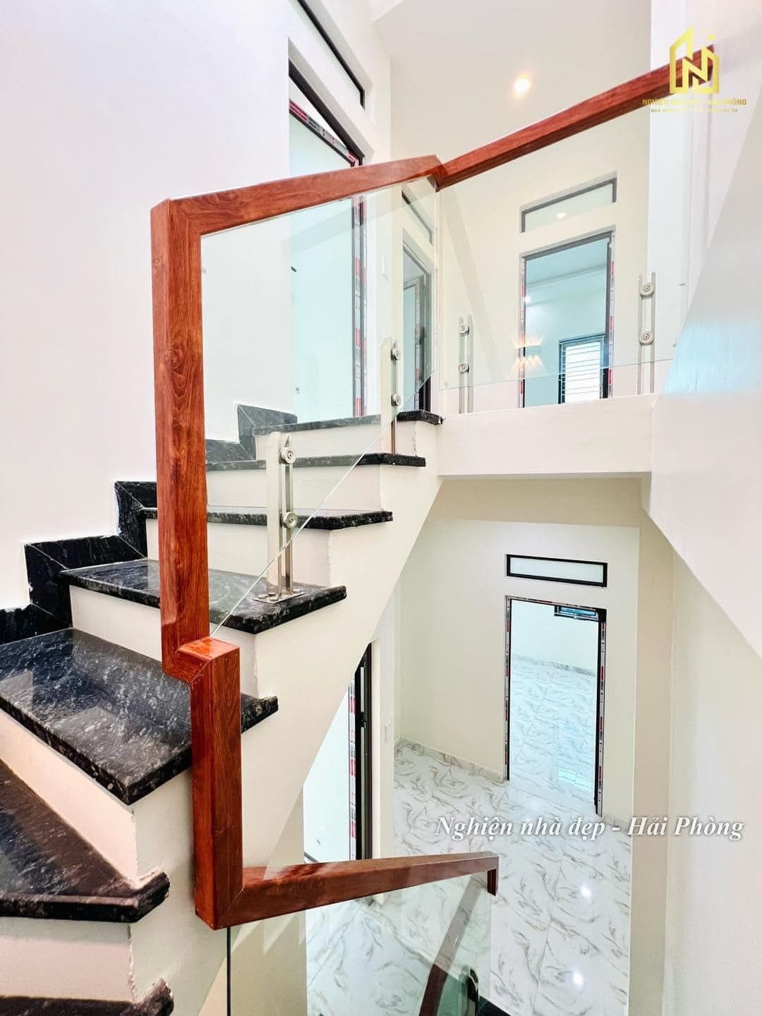 Bán nhà đẹp trung tâm phố Lạch Tray, với diện tích gần 50m xây mới 3 tầng, lô góc, độc lập