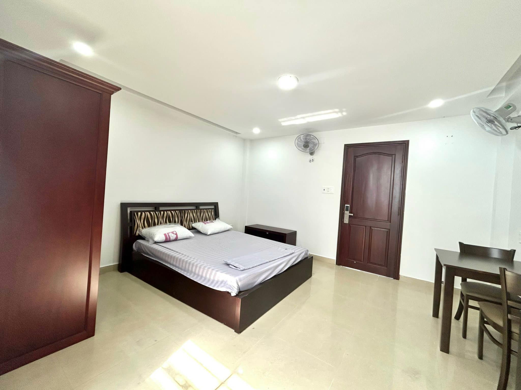 Trống sẵn 2 Phòng ban công và cửa sổ thoáng mát tại 463B Cách Mạng Tháng 8 - Quận 10