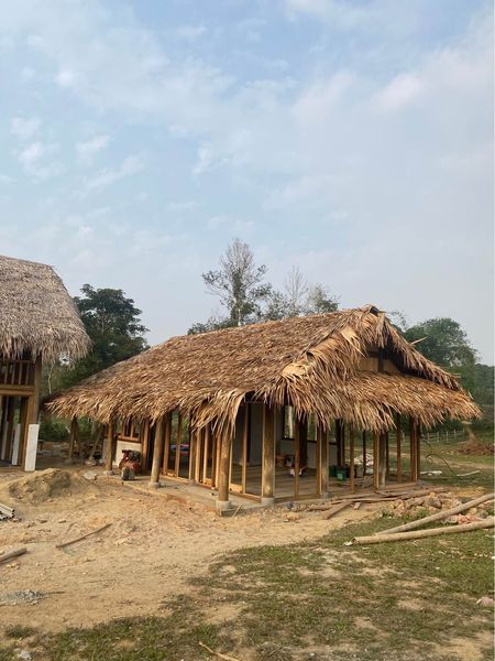 Đất bám hồ Lạc Sơn DT 600m2 (63,3m ONT).Trên đất có 1 nhà gỗ , cảnh quan sân vườn.