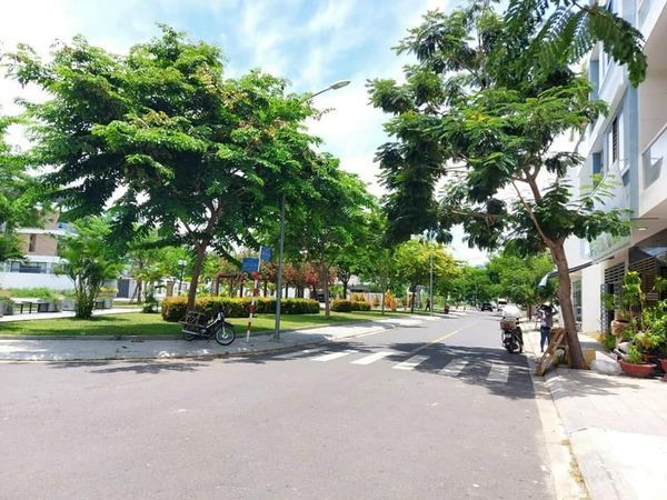 Bán nhà 3 tầng,1 tum,đô thị Hà Quang 1,Nha Trang,đối diện các tòa nhà chung cư ,vị trí kd đắc địa