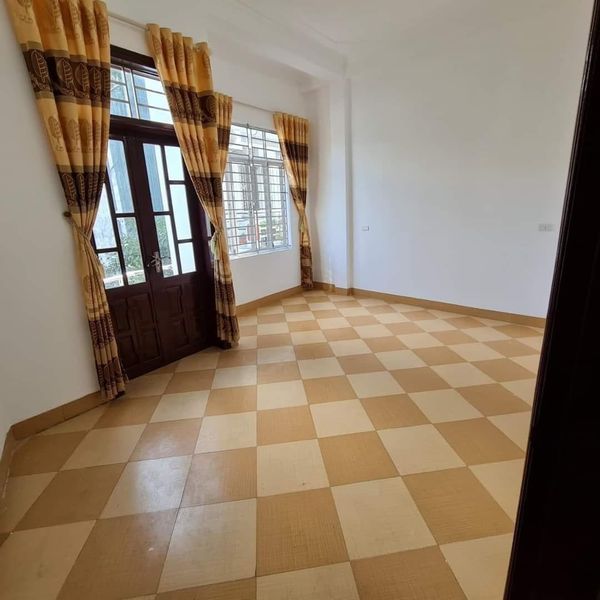 CC gửi bán căn nhà 3 tầng lô góc thoáng ngõ trước nhà 3m xe cộ thoải mái khu tt đường Trần Hưng Đạo