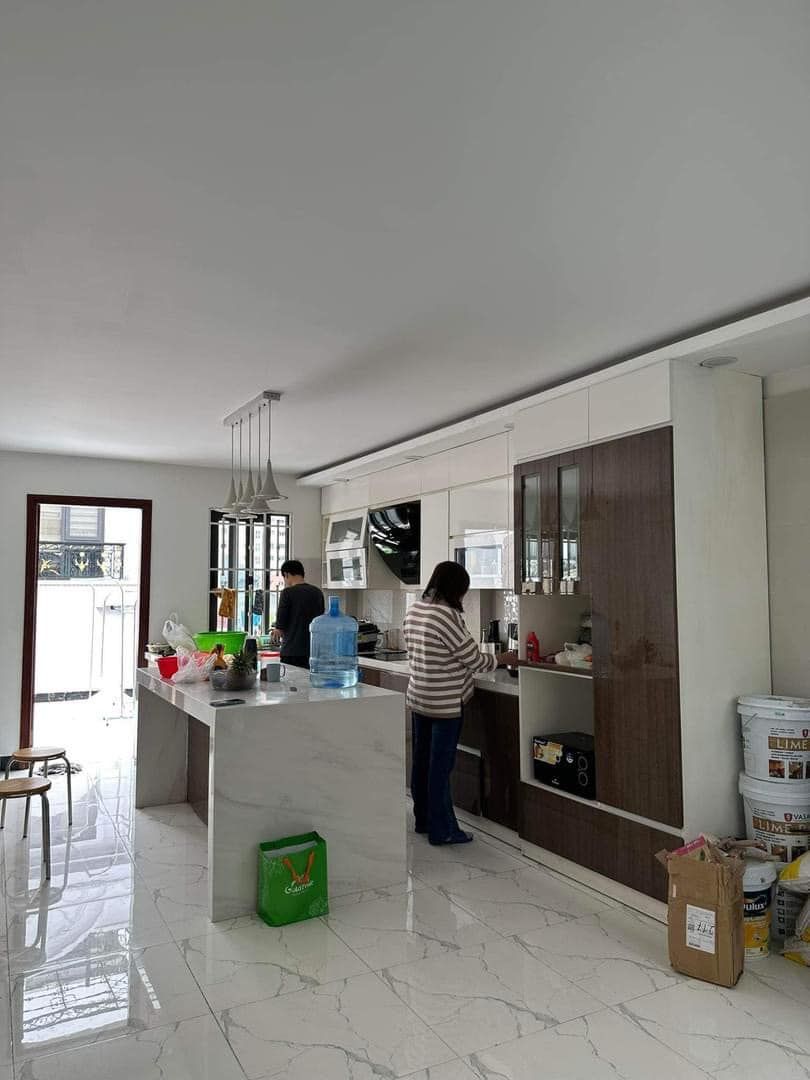 PHÂN LÔ TRUNG KÍNH - CẦU GIẤY 6 Tầng Thang Máy - Kinh Doanh - Vỉa Hè - 3 Oto Tránh