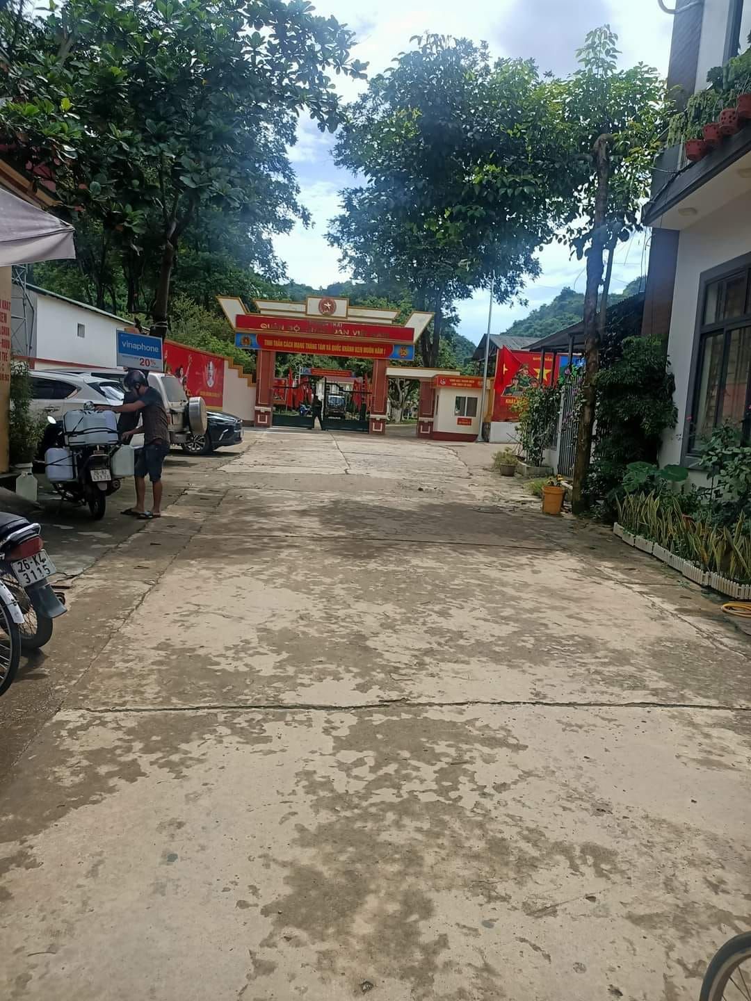 Do chuyển công tác dẫy trọ nhà em còn 1 phòng ngay ngã ba Quyết Thắng, đường vào cổng k4 Sơn La