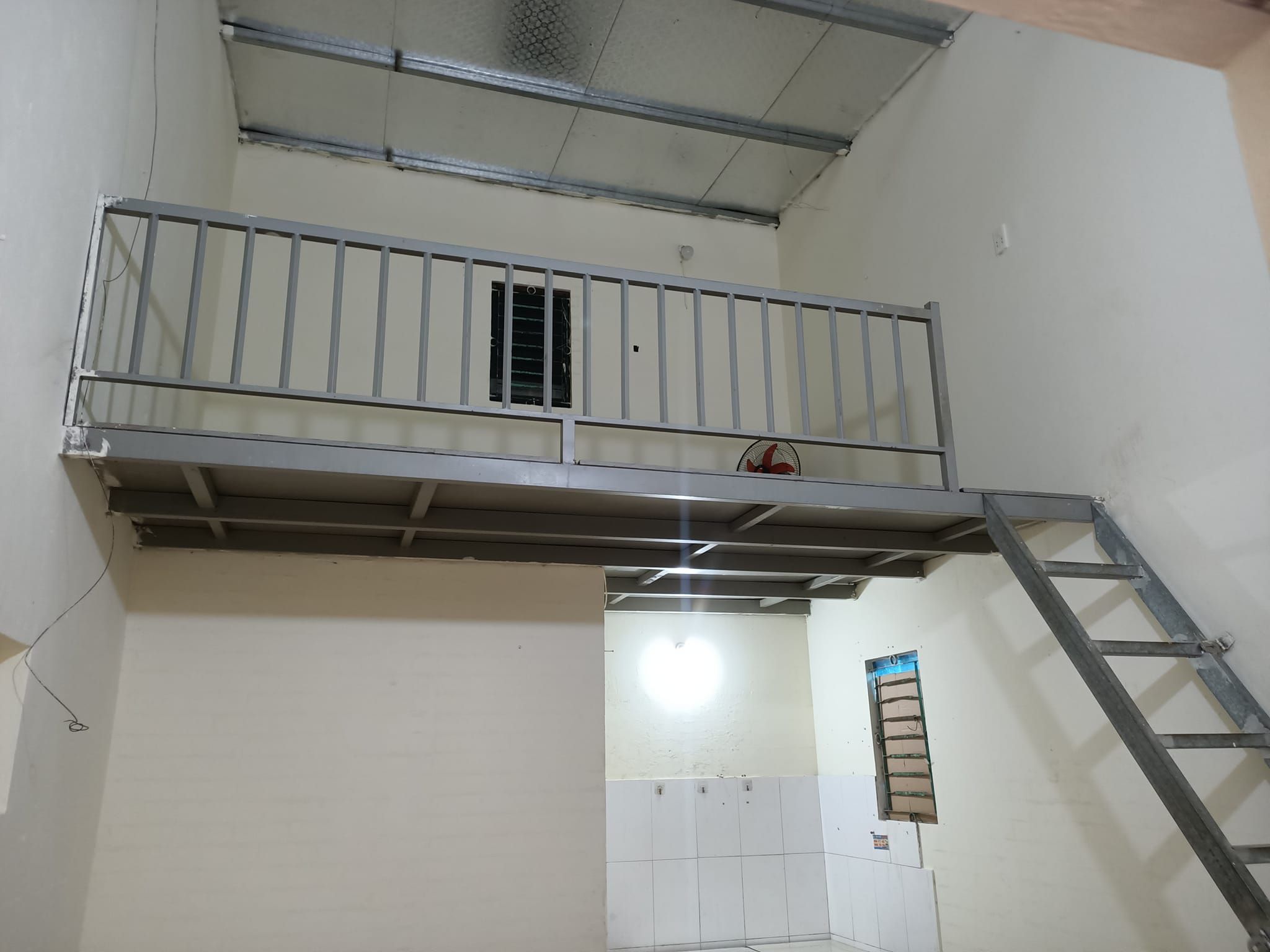 Do chuyển công tác dẫy trọ nhà em còn 1 phòng ngay ngã ba Quyết Thắng, đường vào cổng k4 Sơn La
