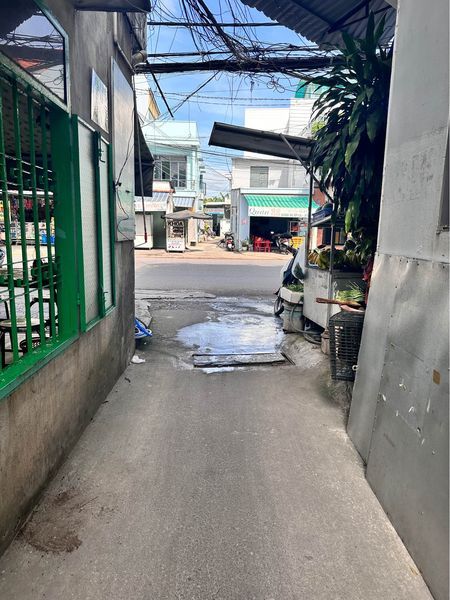 Bán nhà 3 tầng gần biển Nha trang cách đường Mai Xuân Thưởng 1 căn nhà