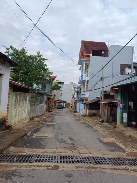 Nhà hai tầng và đất rộng 400m2, giá siêu rẻ có 102 nha thuộc tổ 10 chiềng lề, gần trường LQD
