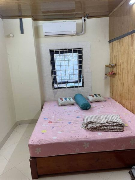 Cho thuê căn hộ 2PN tầng 2 tại 52/75 đường Hồng Hà, Phúc Xá, Ba Đình, HN. Có thang máy