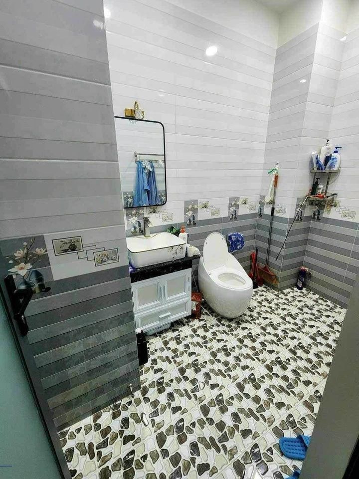 Bán nhà 3 tầng gần biển Nha trang cách đường Mai Xuân Thưởng 1 căn nhà
