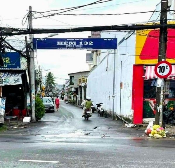 Cho thuê Nhà mới- nhiều nội thất. Hẻm 132, đường 3/2, Hưng Lợi, Ninh Kiều. Giá 7,5 triệu/tháng