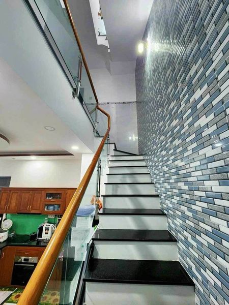 Bán nhà 3 tầng gần biển Nha trang cách đường Mai Xuân Thưởng 1 căn nhà