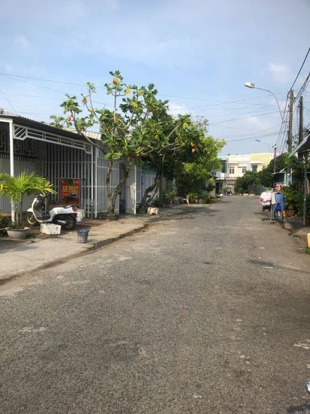 Bán nhà có 2p ngủ, 1p khách, 1 bếp, 1 toilet. Khu ở an ninh- sạch sẽ, giao thông tiện lợi.
