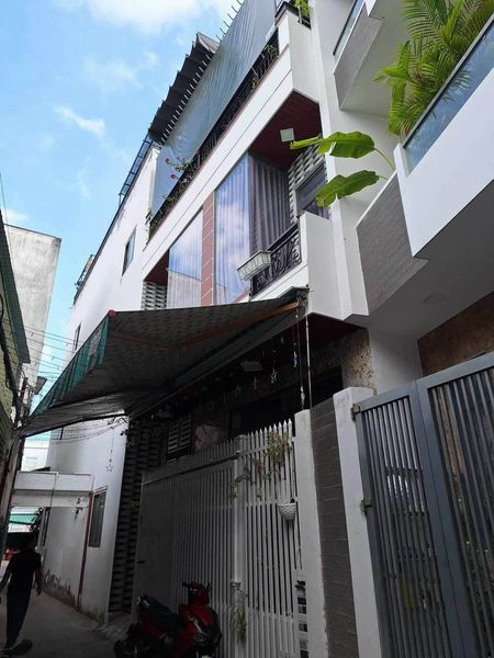 Bán nhà 3 tầng gần biển Nha trang cách đường Mai Xuân Thưởng 1 căn nhà