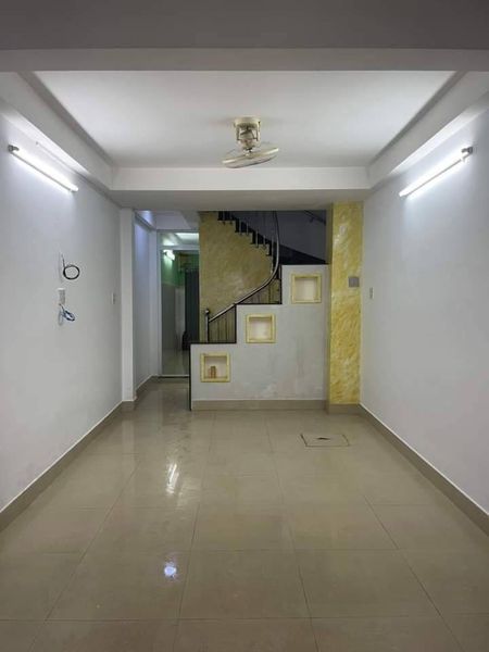 CHO THUÊ NHÀ NGUYÊN CĂN 1 TRỆT 2 LẦU. MẶT TIỀN HÙNG VƯƠNG.