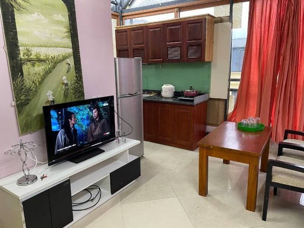 Cho thuê căn hộ 2PN tầng 2 tại 52/75 đường Hồng Hà, Phúc Xá, Ba Đình, HN. Có thang máy