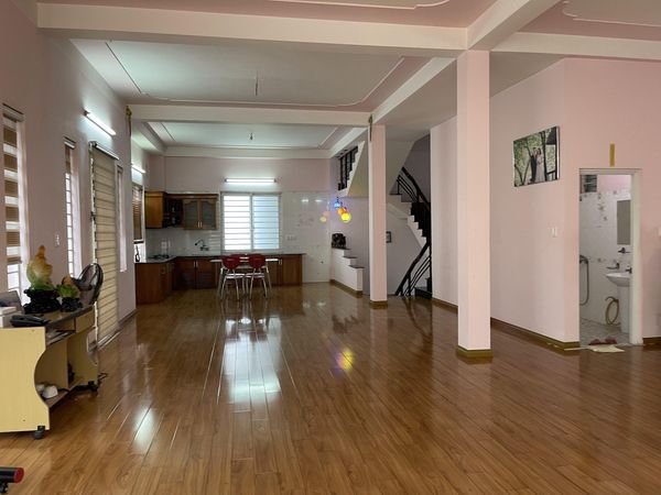 BÁN GẤP NHÀ ĐẸP Vị trí Ngã tư xe khách Sơn La Hướng Đông bắc