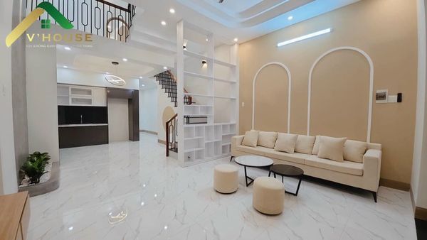 NHÀ 1 TRỆT 1 LẦU KDC Hoàng có sân ôtô, giếng trời, lệch tầng cộng hưởng thêm tạo sự thông thoáng