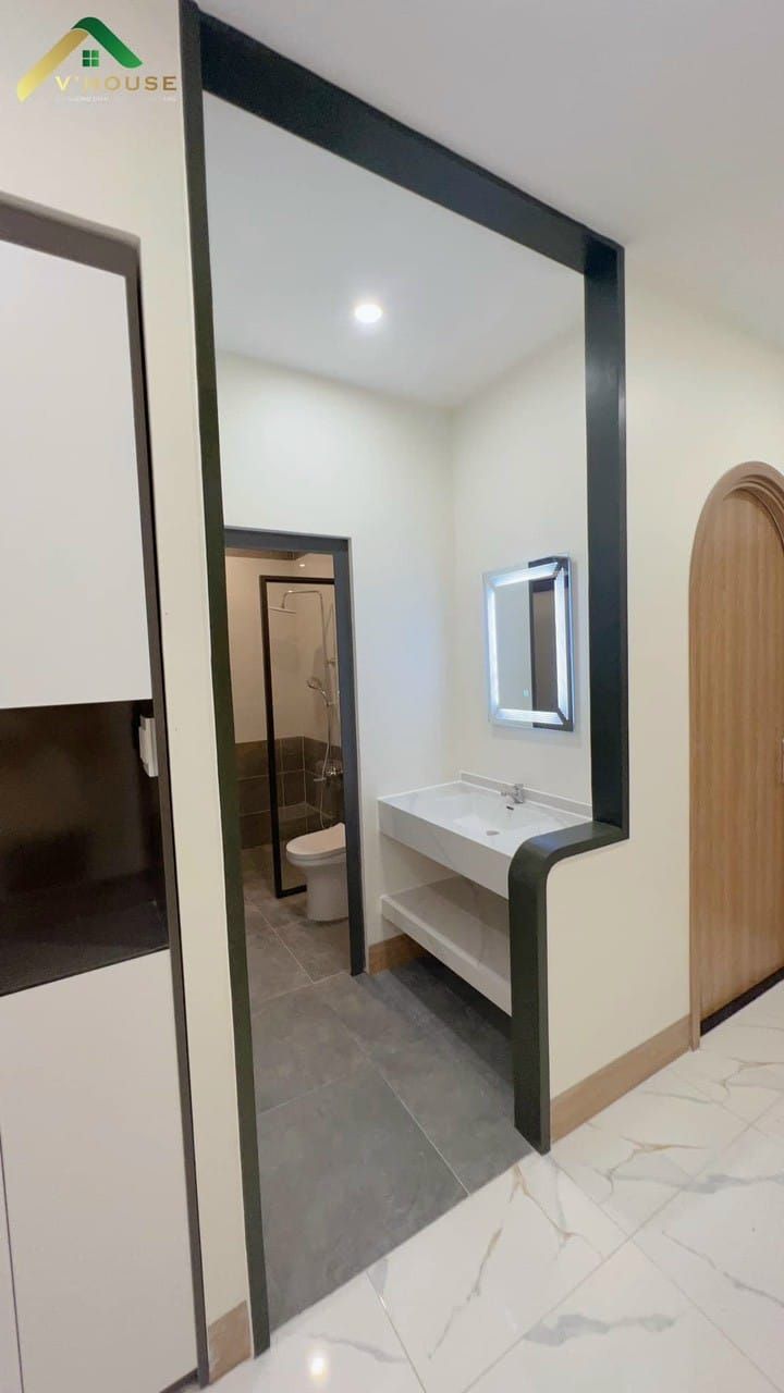 NHÀ 1 TRỆT 1 LẦU KDC Hoàng có sân ôtô, giếng trời, lệch tầng cộng hưởng thêm tạo sự thông thoáng