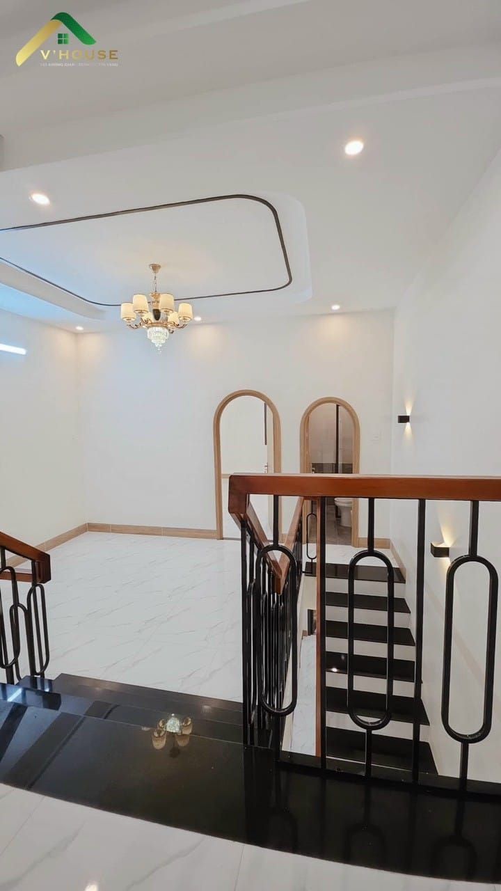 NHÀ 1 TRỆT 1 LẦU KDC Hoàng có sân ôtô, giếng trời, lệch tầng cộng hưởng thêm tạo sự thông thoáng