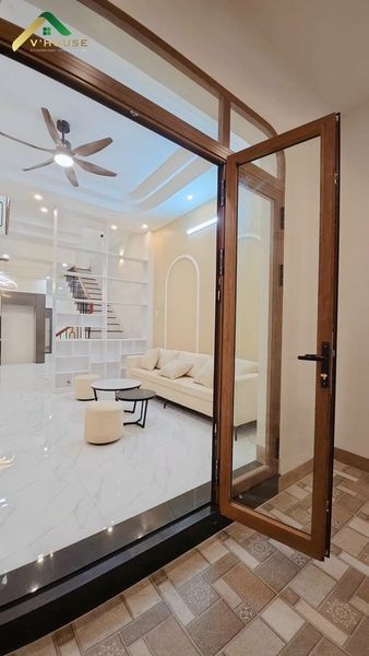 NHÀ 1 TRỆT 1 LẦU KDC Hoàng có sân ôtô, giếng trời, lệch tầng cộng hưởng thêm tạo sự thông thoáng