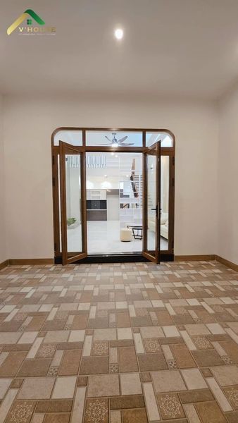NHÀ 1 TRỆT 1 LẦU KDC Hoàng có sân ôtô, giếng trời, lệch tầng cộng hưởng thêm tạo sự thông thoáng