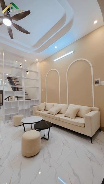 NHÀ 1 TRỆT 1 LẦU KDC Hoàng có sân ôtô, giếng trời, lệch tầng cộng hưởng thêm tạo sự thông thoáng