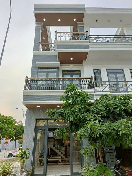 NHÀ SHR 2 LẦU 1TRỆT NẰM TRỤC CHÍNH TRUNG TÂM KD BUÔN BÁN Xây mới hoàn thiện Ngay ngã tư Bình Chuẩn