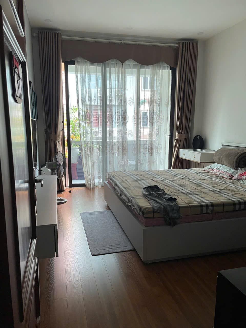 Cho thuê nhà nguyên căn mặt phố Trung Phụng - Đống Đa 56m2 , 4 tầng + 1 tum
