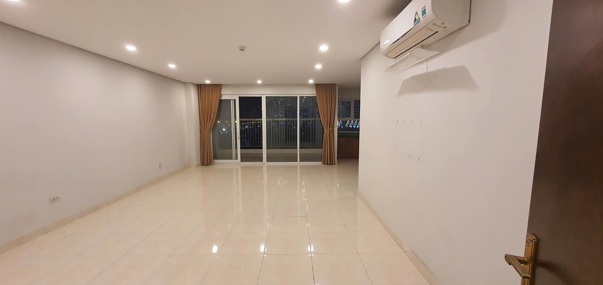 Cho thuê Chung cư : Tầng thấp , 43 lê văn lương, 130m2 , 3 ngủ , Giá chỉ 17 triệu