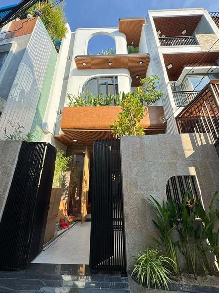 Nhà Ngay trung tâm Đà Nẵng với sân vườn,hồ bơi,hồ cá 100m2 trung tâm quận Thanh Khê gần CoopMart.