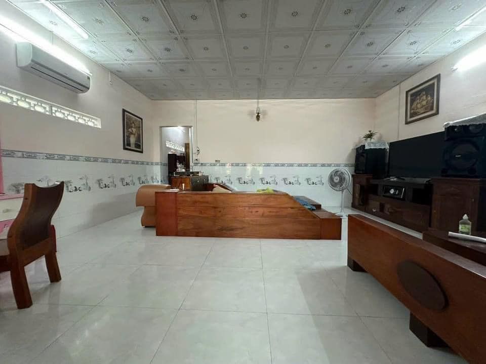 Mình chính chủ. Cần tiền trả nợ.bán rẻ nhà Dt 1160m2. Mặt tiền 16m. Đất vuông vức .Giá 3,5 tỷ