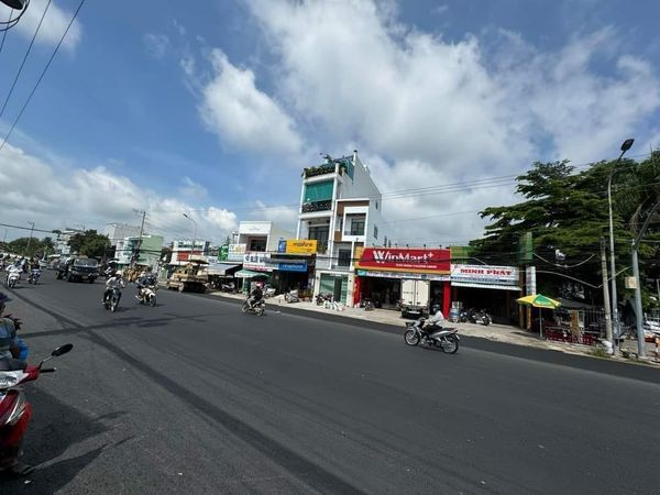 Cho thuê nhà nguyên căn mới - mặt tiền Trần Hưng Đạo giá 15 triệu/tháng