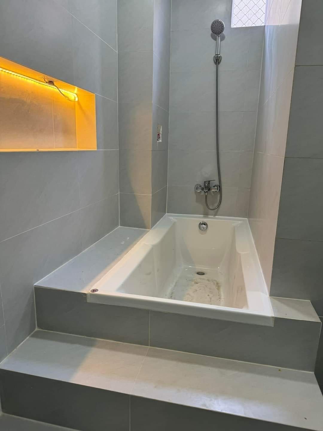 Cho thuê nhà nguyên căn mới - mặt tiền Trần Hưng Đạo giá 15 triệu/tháng
