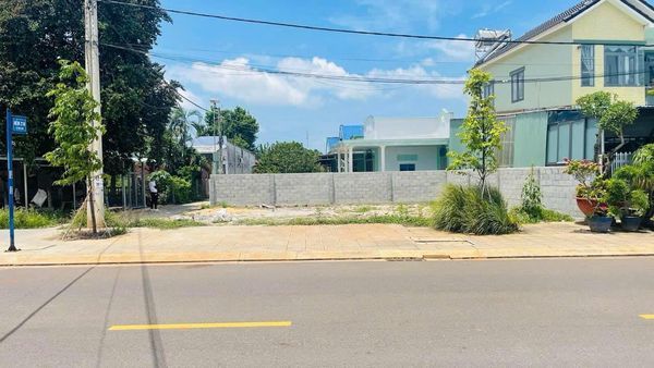 Bán lô đất DT 200,3m2 góc 2mt nhựa lớn Tạ Văn Sáu trung tâm thị trấn đất đỏ,