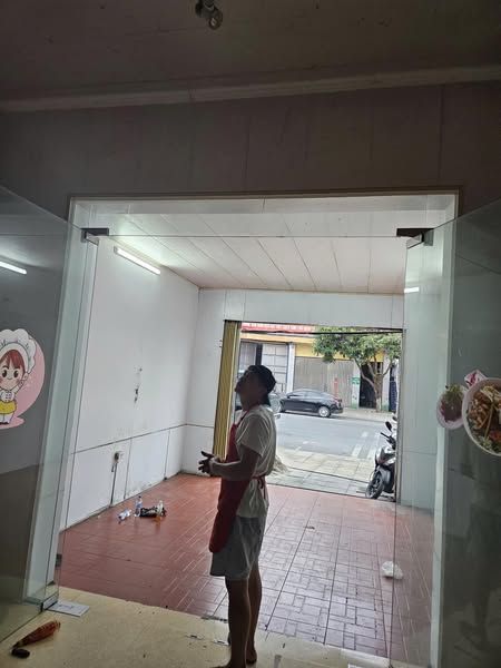 Cho thuê nhà mặt đường Nguyên Đức Cảnh, Thái Bình ngang 4,5m diện tích sử dụng gần 100m2.