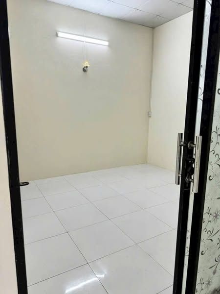 Cho thuê nhà hẻm Phan Bội Châu, P . P bình khánh , có sân rào