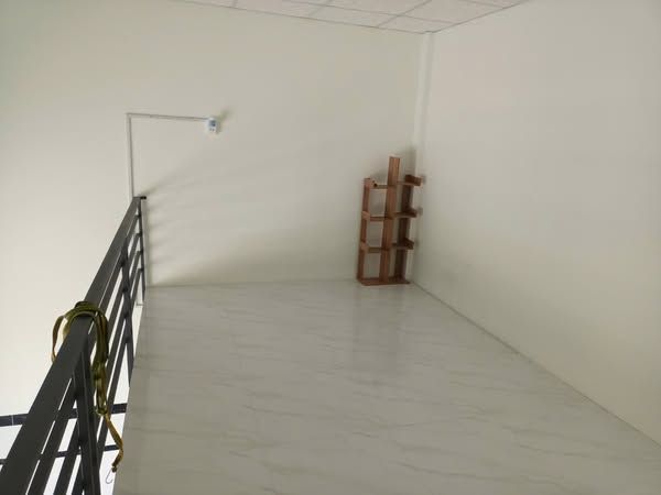 Khách Trả 1 phòng máy lạnh dãy trong rộng trên 30m2 tính luôn gác phòng trọ ngay đường Võ Chí Công