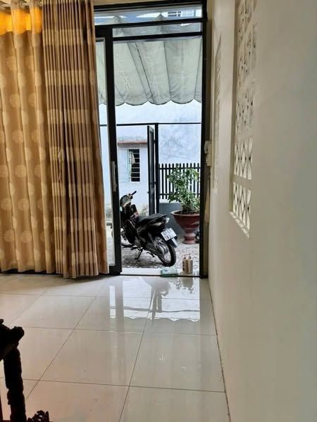 Cho thuê nhà hẻm Phan Bội Châu, P . P bình khánh , có sân rào