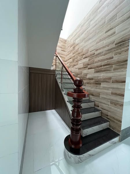 Bán nhà 1 trệt 1 lầu mới hoàn thiện đường 3/2 kdc Hoàng Phát phường 1 tp Bạc Liêu