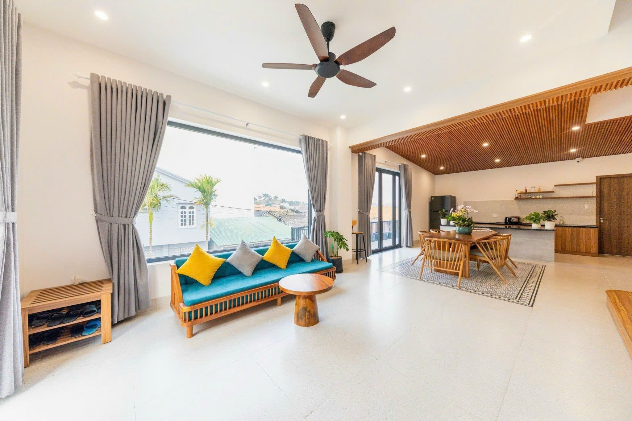 Một chiếc villa xinh xắn tông màu trắng, ấm áp dành cho kì nghĩ của gia đình bạn.