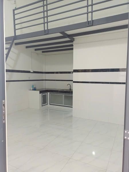 Khách Trả 1 phòng máy lạnh dãy trong rộng trên 30m2 tính luôn gác phòng trọ ngay đường Võ Chí Công